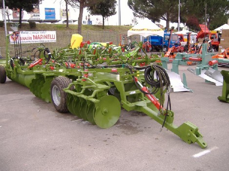 Foto scattata in una fiera espositiva degli aratri e altri macchinari agricoli Marinelli