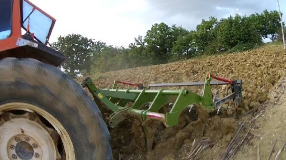 Ripuntatore Ripper al lavoro per preparare il terreno per la semina