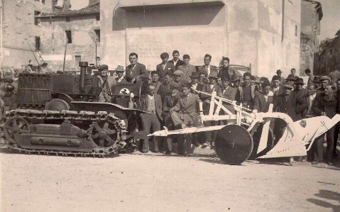 Foto storica della Famiglia Marinelli con Aratro monovomere attaccato a trattrice Fiat HP 52