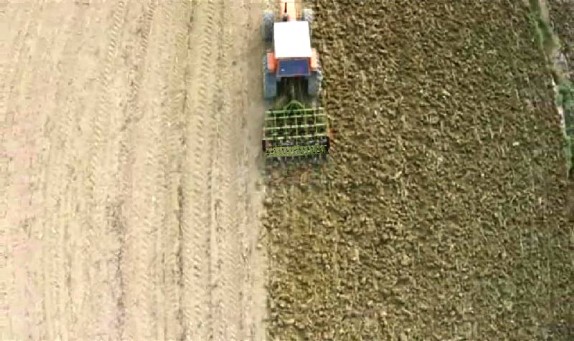 Un vibrocoltivatore Marinelli sul terreno visto dall'alto